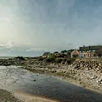 Stylish, Spacious Sea View House *