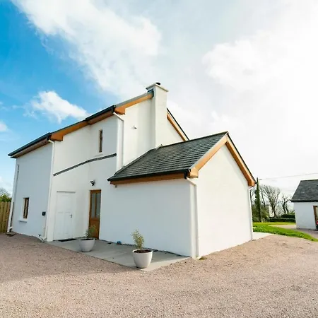 Stylish, Spacious Sea View House