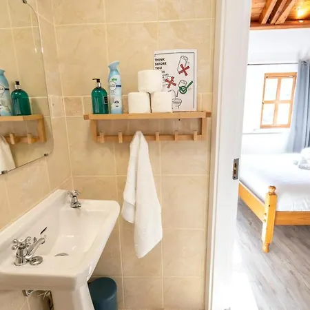 Stylish, Spacious Sea View House Дом отдыха