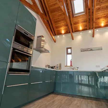 Stylish, Spacious Sea View House Дом отдыха