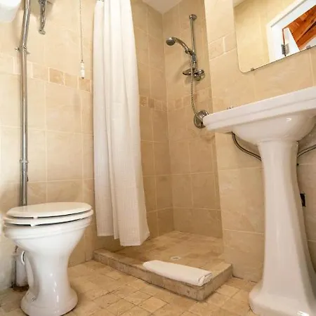 Stylish, Spacious Sea View House *