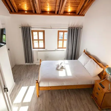 Stylish, Spacious Sea View House