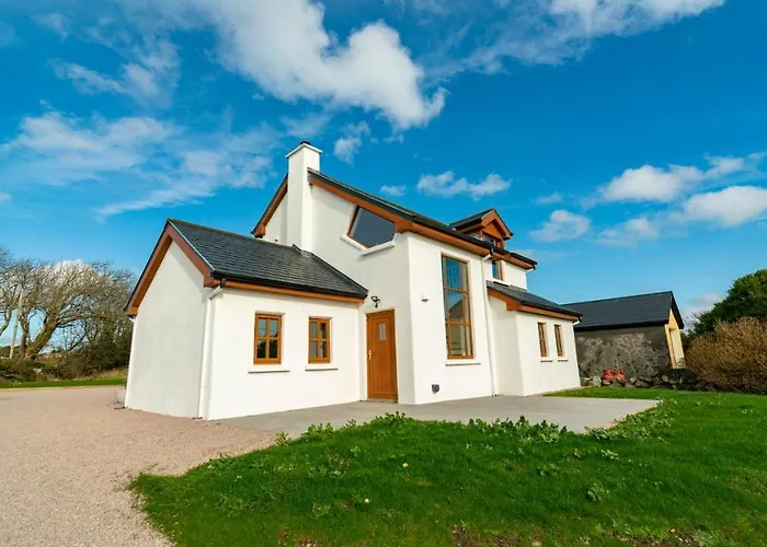 Semesterbostad Stylish, Spacious Sea View House