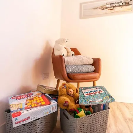 בית נופש Stylish, Spacious Sea View House *