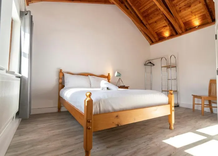 Stylish, Spacious Sea View House