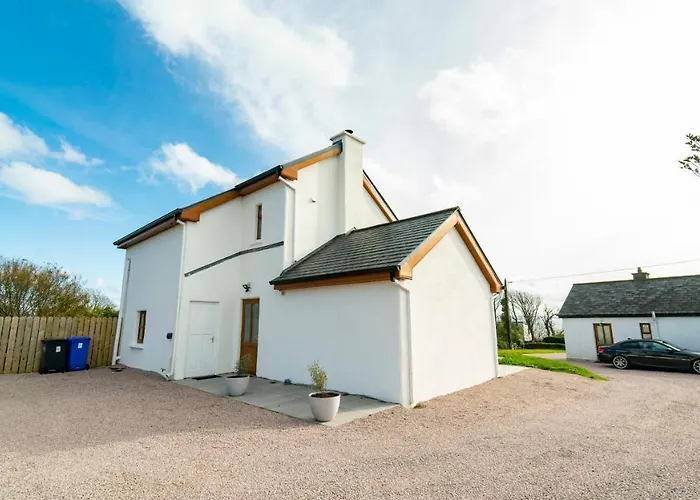 Stylish, Spacious Sea View House