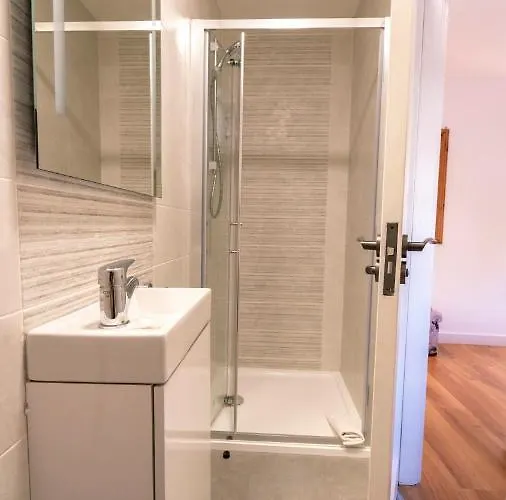 Stylish, Spacious Sea View House *