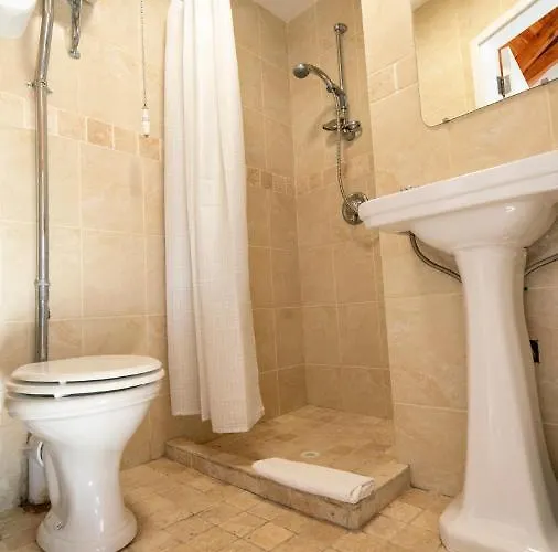 Stylish, Spacious Sea View House *