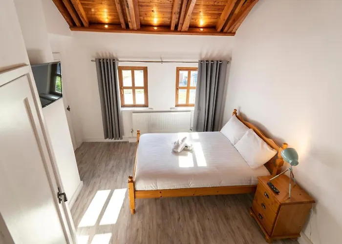 Stylish, Spacious Sea View House