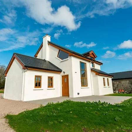 Nyaraló Stylish, Spacious Sea View House