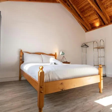 Stylish, Spacious Sea View House