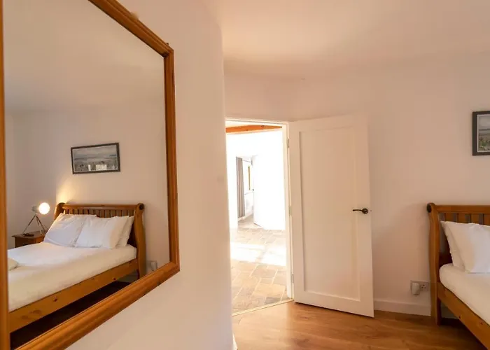 Stylish, Spacious Sea View House Nyaraló